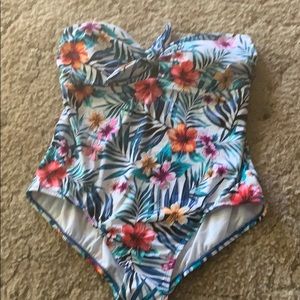 Women’s swim suit